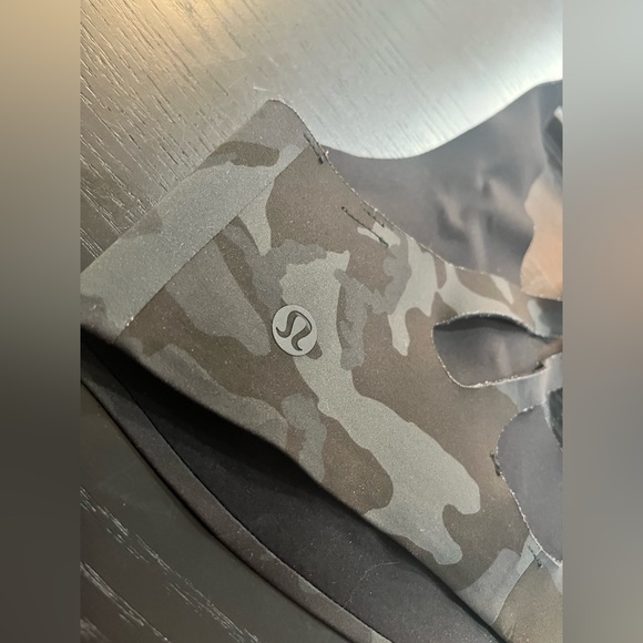 Lululemon Seamless Raw Edge Sports Bra in Deep Coal Camo (SIZE 2) - Picture 5 of 6